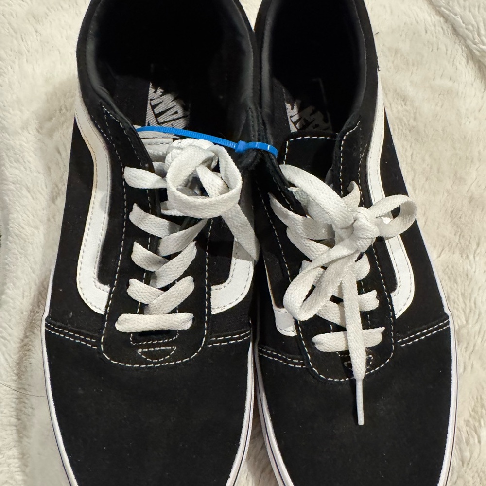 New Vans women size 9.5 black and white tennis shoes